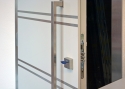 ADLO - Thermo-Sicherheitstür ADUO, Leistenausführung atypisches Design, Flachleisten aus Edelstahl, senkrechter Türgriff